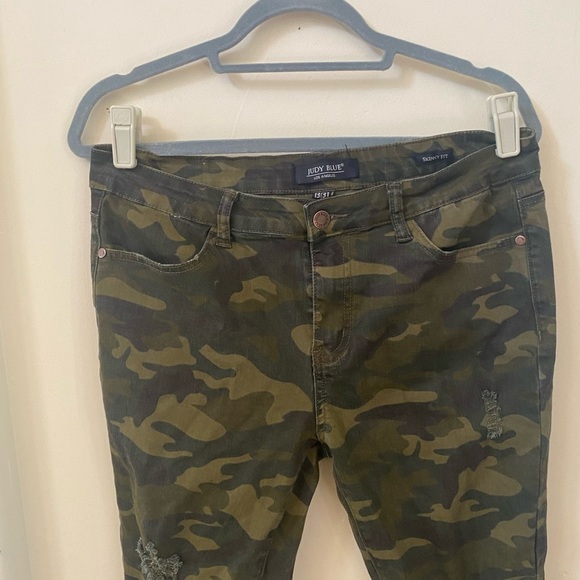 JUDY BLUE DISTRESSED CAMO SKINNY FIT JEANS SIZE 13/31 - Picture 5 of 8
